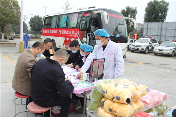 人民警察一心為民，捋袖捐血鐵血柔情——安康市公安局積極開(kāi)展冬季獻(xiàn)血活動(dòng)