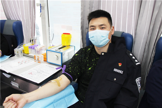 人民警察一心為民，捋袖捐血鐵血柔情——安康市公安局積極開(kāi)展冬季獻(xiàn)血活動(dòng)