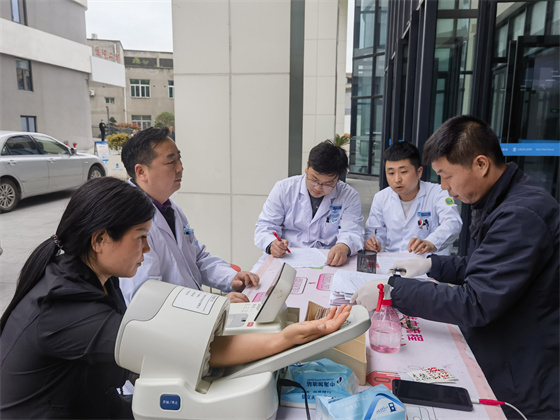 一“臂”之力，踐行醫(yī)者擔(dān)當(dāng)——安康市中心血站聯(lián)合漢濱區(qū)第三人民醫(yī)院開展無償獻(xiàn)血活動