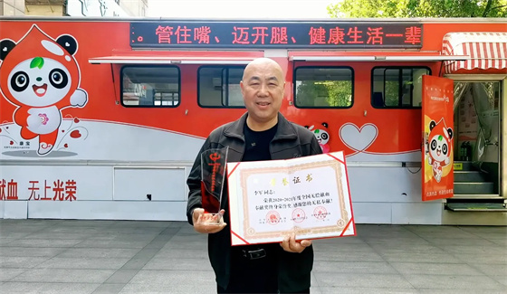 安康李軍，18年獻出“10”個自己……