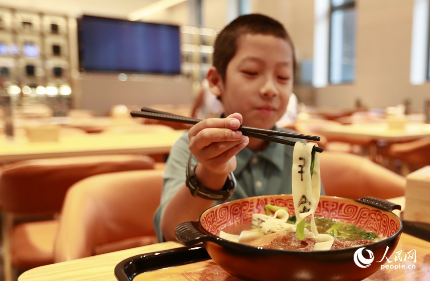 殷墟博物館推出的甲骨文面深受游客喜愛(ài)。人民網(wǎng)記者 慎志遠(yuǎn) 攝