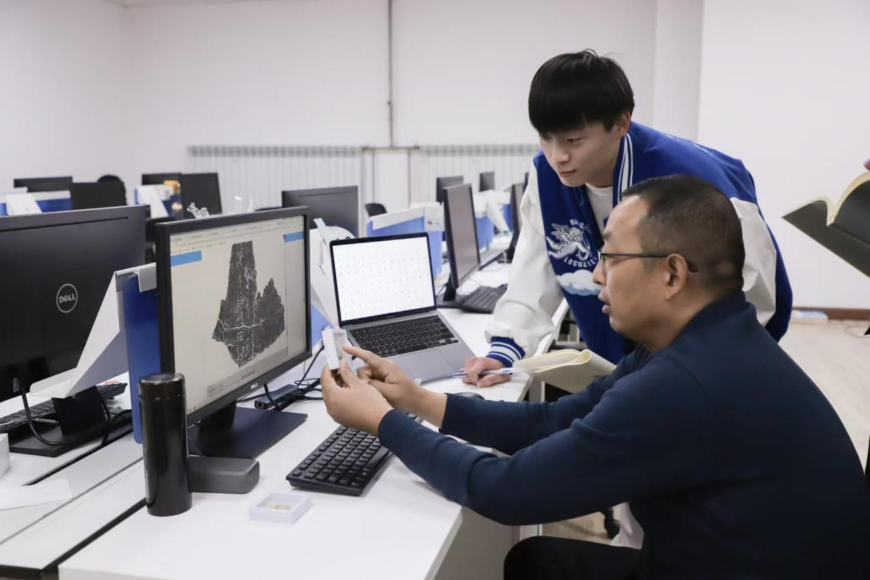 安陽(yáng)師范學(xué)院甲骨文信息處理教育部重點(diǎn)實(shí)驗(yàn)室，劉永革正在給學(xué)生講甲骨文。受訪者供圖