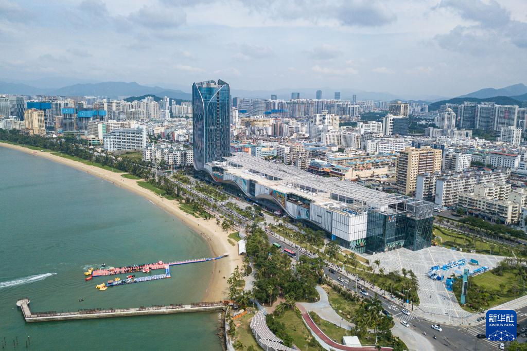 海南自貿(mào)港重點(diǎn)園區(qū)——三亞中央商務(wù)區(qū)（無(wú)人機(jī)照片，11月1日攝）。新華社記者 蒲曉旭攝