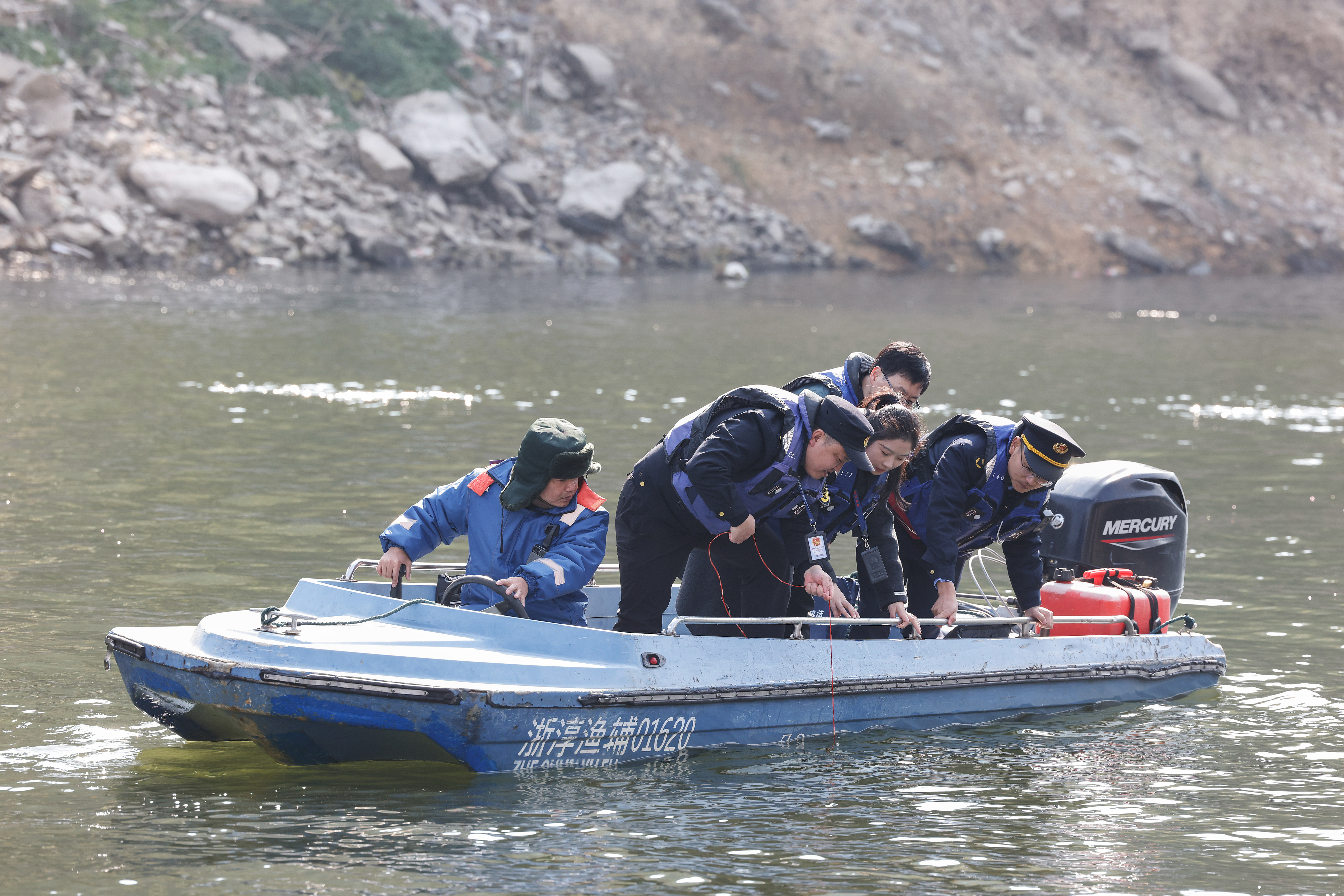 2025年12月4日，浙江杭州淳安縣與安徽黃山歙縣紀(jì)檢監(jiān)察干部及綜合行政執(zhí)法人員對浙皖交界的新安江鳩坑口水域進(jìn)行常態(tài)化巡河，共同保護(hù)漁業(yè)資源和水域生態(tài)環(huán)境。
