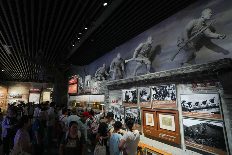 2025年7月8日，參觀者在中國人民抗日戰(zhàn)爭紀(jì)念館參觀《為了民族解放與世界和平》主題展覽。