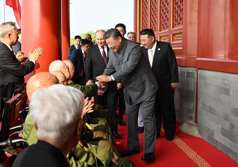 2025年9月3日，習(xí)近平總書記同抗戰(zhàn)老戰(zhàn)士老同志代表親切握手，向他們表示崇高敬意。