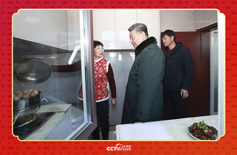 2025年春節(jié)前夕，習近平總書記在遼寧葫蘆島市綏中縣明水滿族鄉(xiāng)祝家溝村考察時，走進村民朱西存家看望。