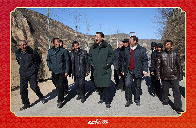 2015年春節(jié)前夕，習近平總書記回到陜西延安梁家河村看望鄉(xiāng)親。