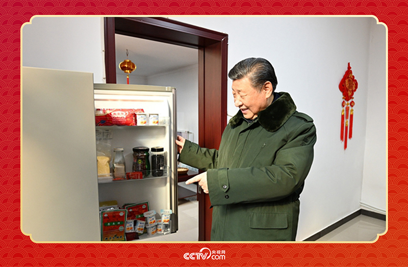 2024年春節(jié)前夕，習近平總書記在天津第六埠村考察時，走進村民杜洪剛家看望。