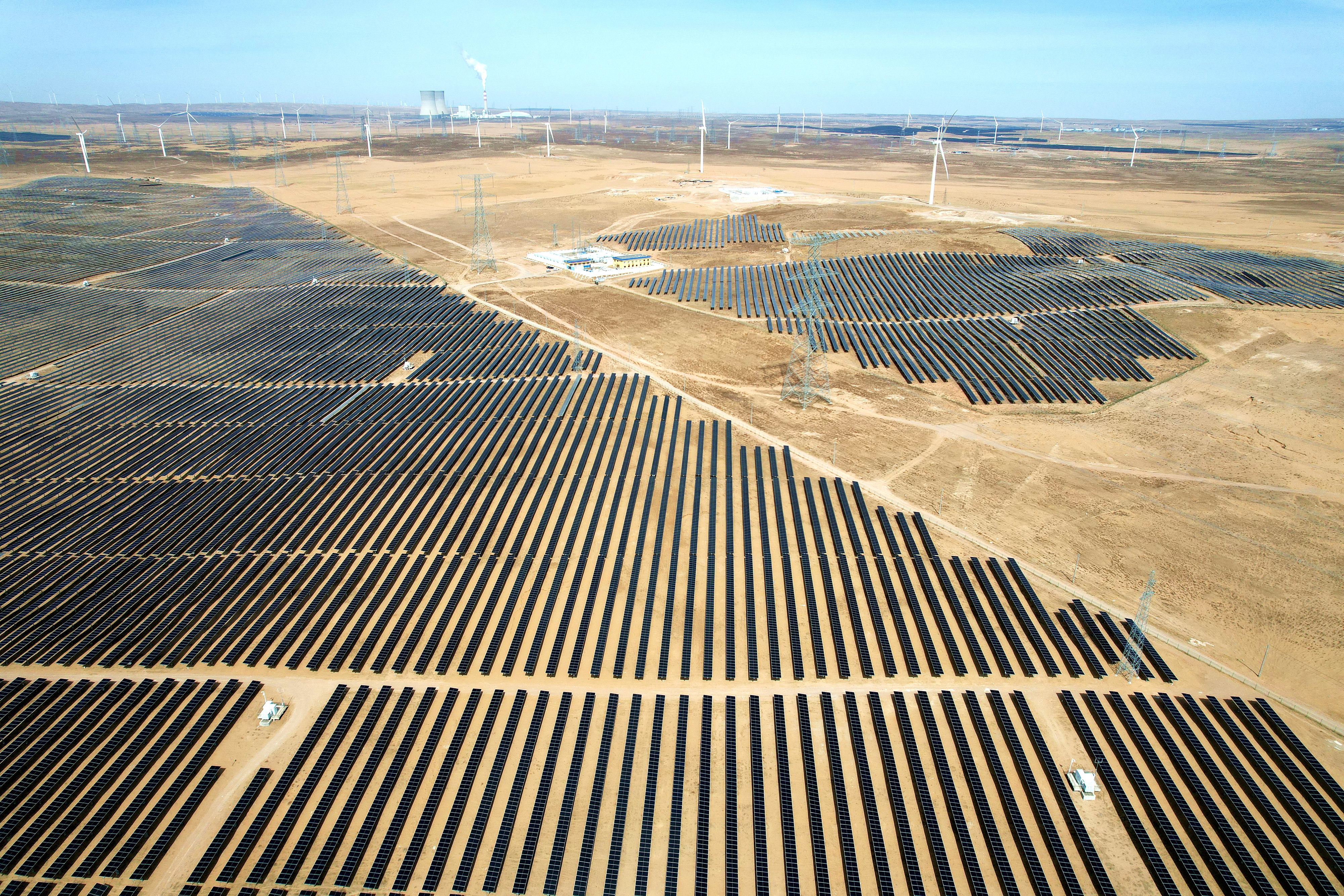 2026年3月18日，寧夏銀川，在靈武市白土崗鄉(xiāng)的一處光伏產(chǎn)業(yè)基地，成片的太陽(yáng)能光伏板匯成一片“藍(lán)色海洋”。