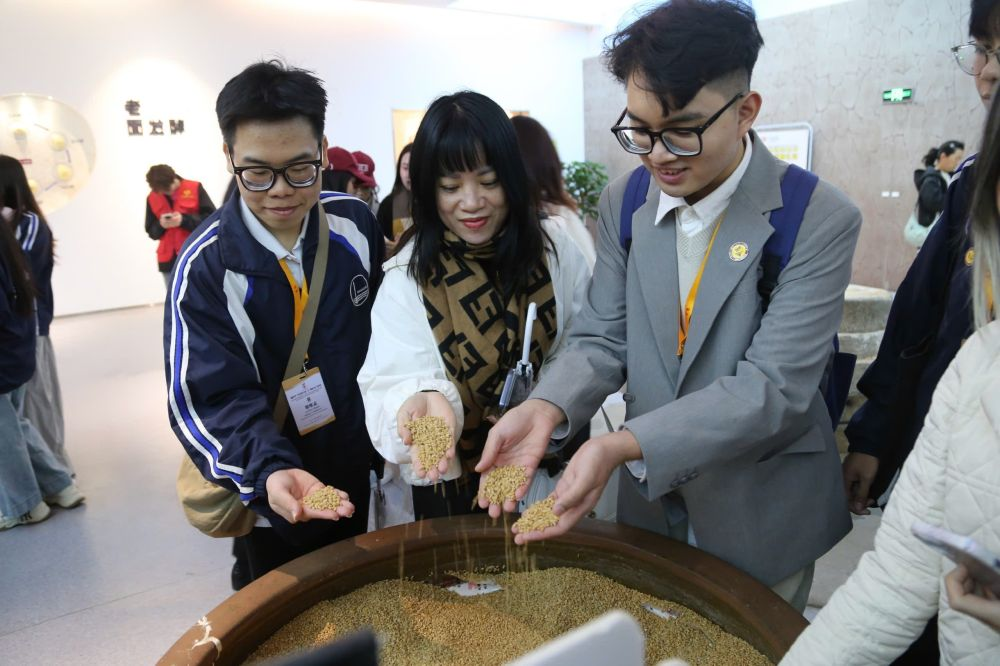 2026年3月30日，參加“紅色研學(xué)之旅”的越南青年在河北參觀新農(nóng)村建設(shè)。