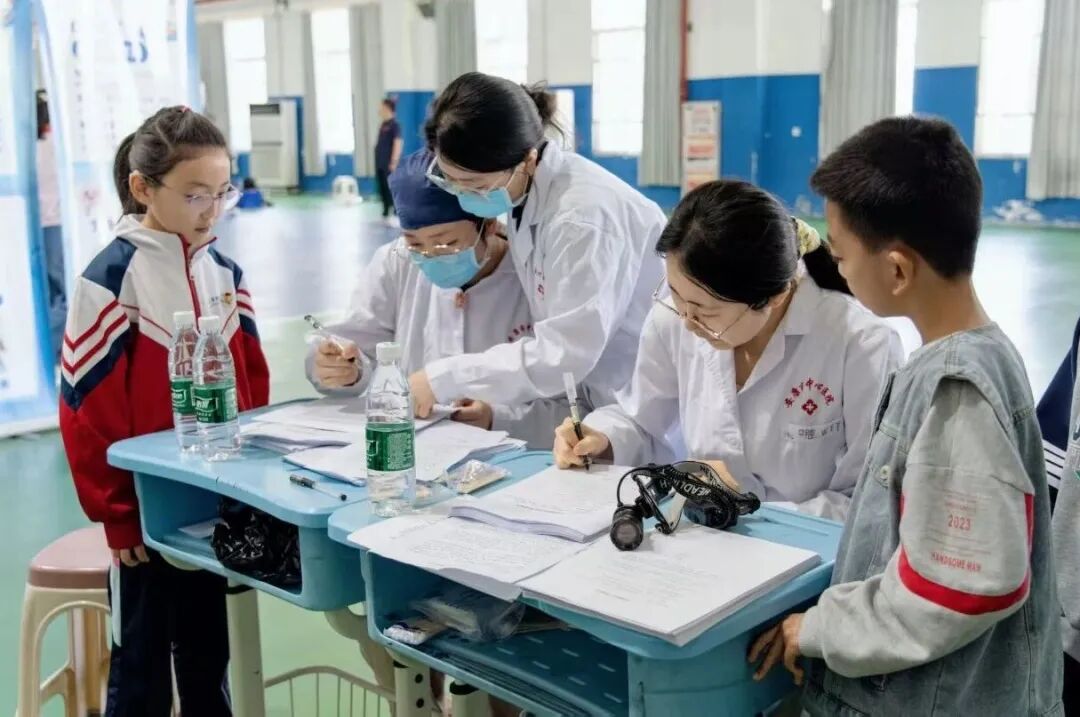 市中心醫(yī)院醫(yī)護人員為學(xué)生免費檢查口腔健康 肖維波 攝